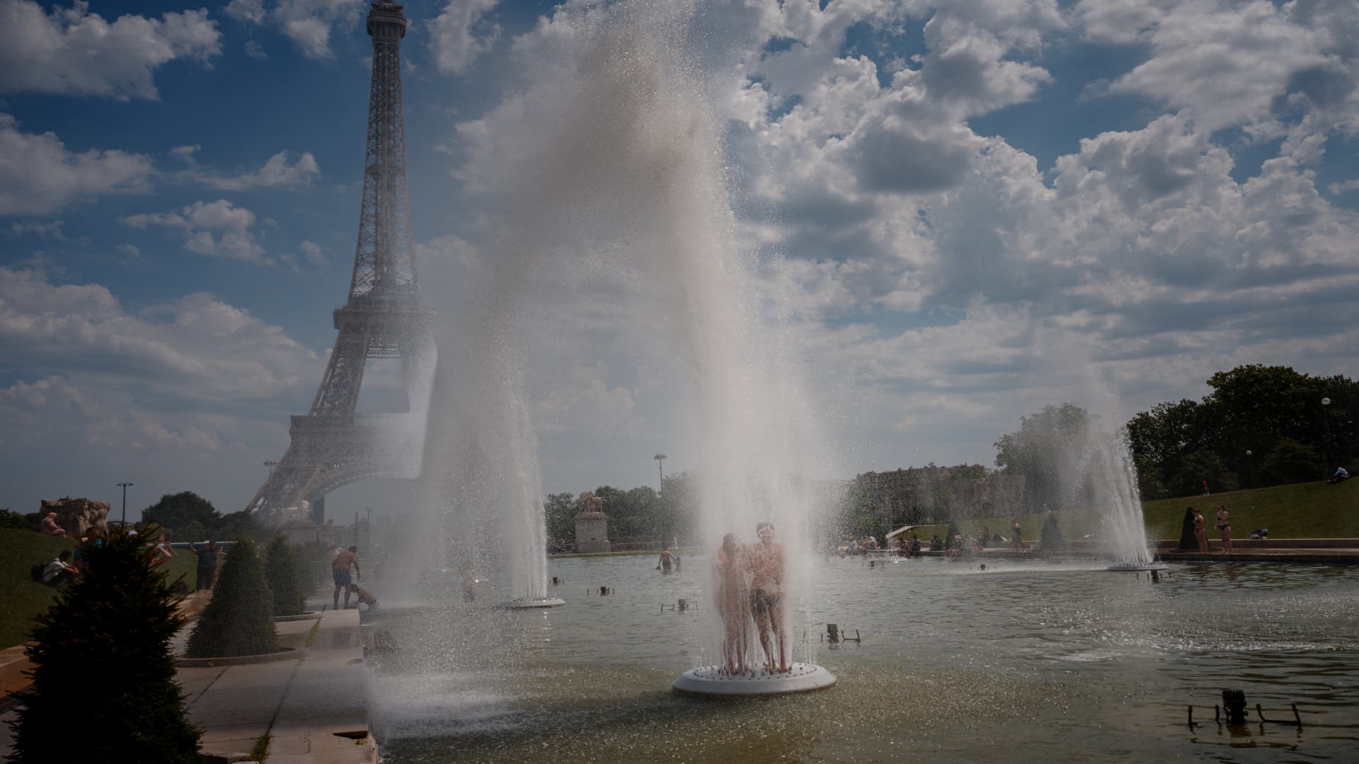 Airlines stretch Europe schedules as travelers shift away from summer