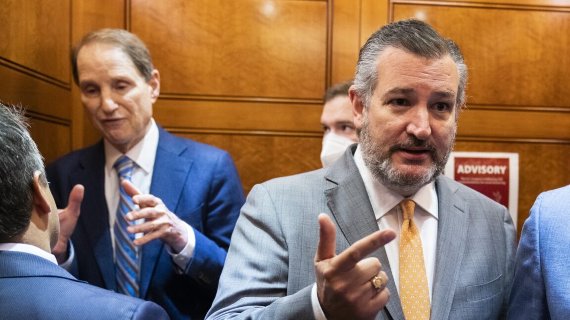 Cruz and Wyden propose bill targeting federal pressure on speech platforms