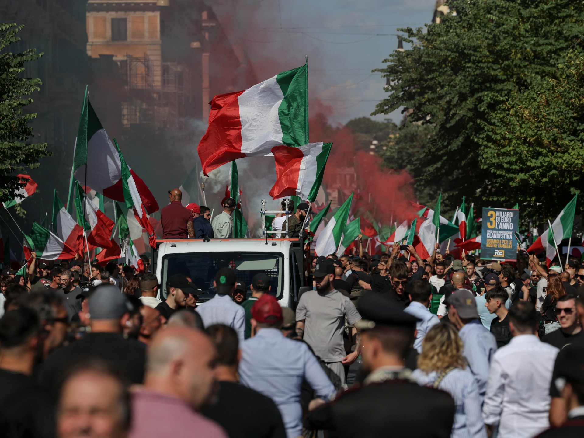 Rival migration rallies draw thousands in Rome