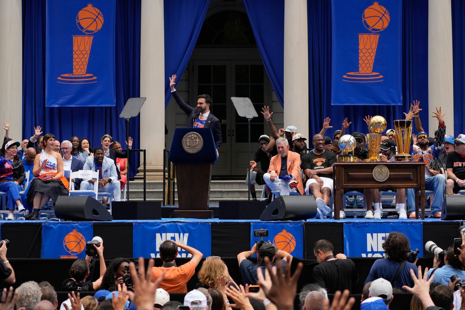 Knicks receive keys to New York after first NBA title in 53 years