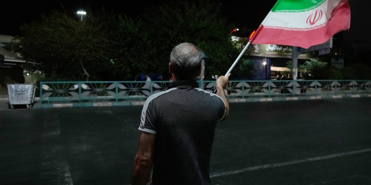 U.S. strikes Iranian targets as Hormuz fighting spreads