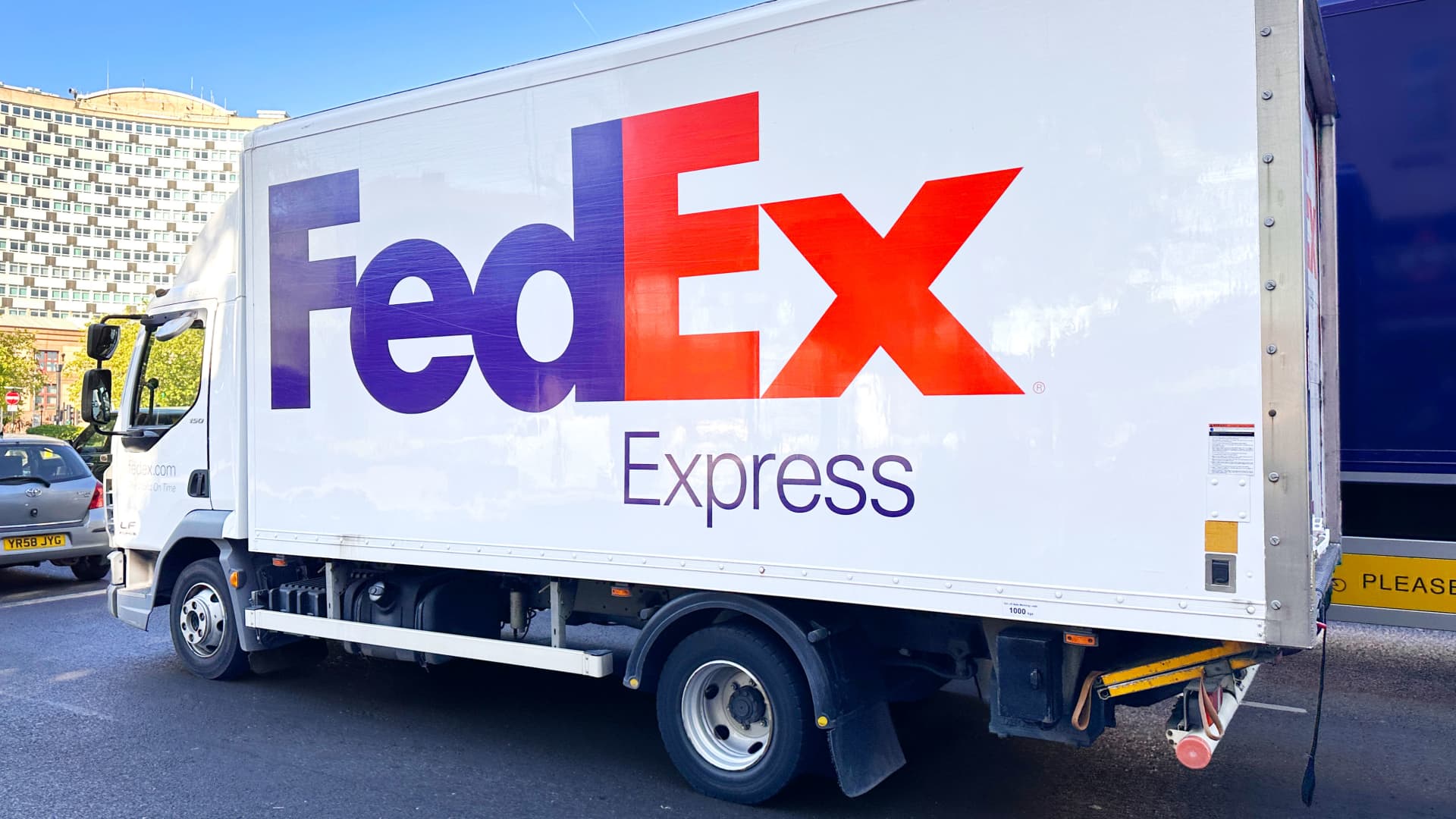 FedEx beats quarterly estimates ahead of freight unit split