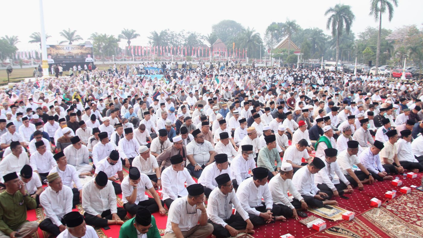 Indonesia wildfire rain prayer draws 3,000 people in haze-hit Palembang
