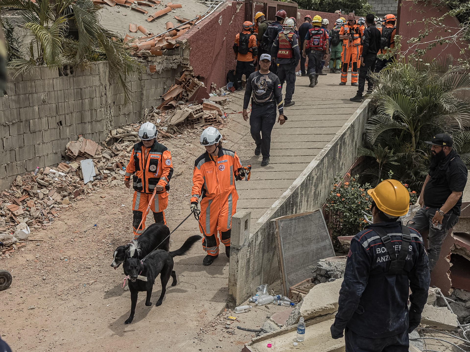 Venezuela rescuers find survivors as quake search window narrows