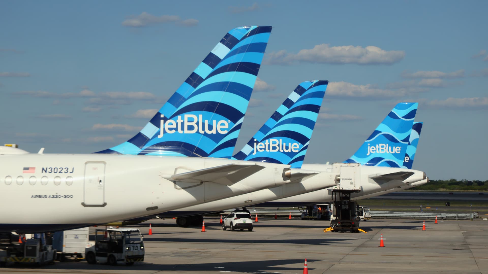 JetBlue shares rise nearly 19% after demand outlook offsets loss concerns