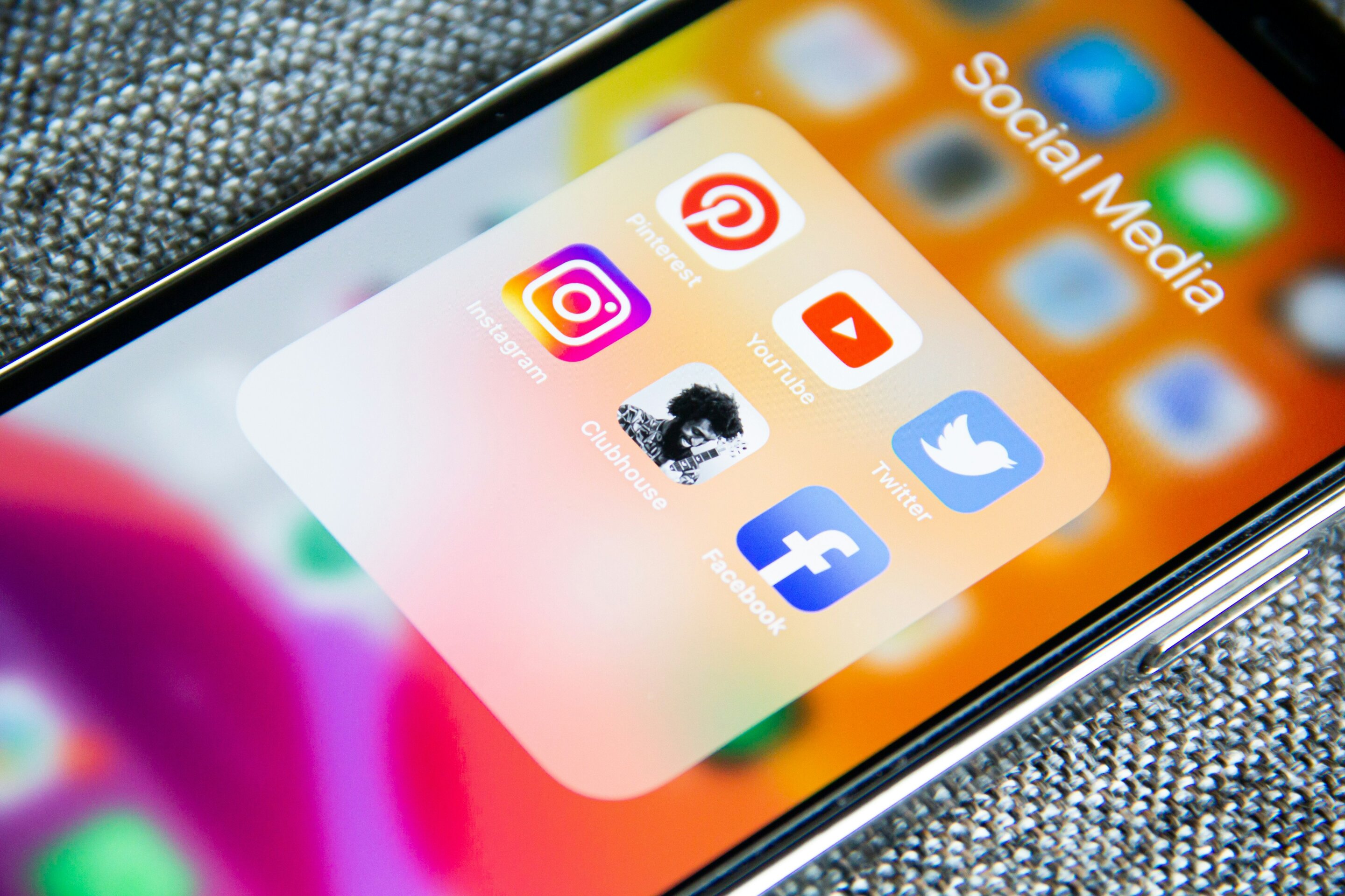 Social media anxiety in young adults tied to heavy daily use