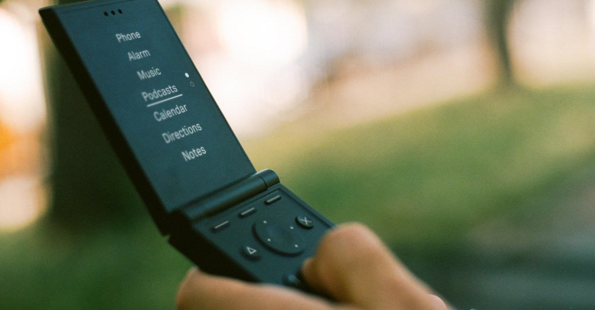 Light plans $299 flip phone for users trying to avoid smartphones