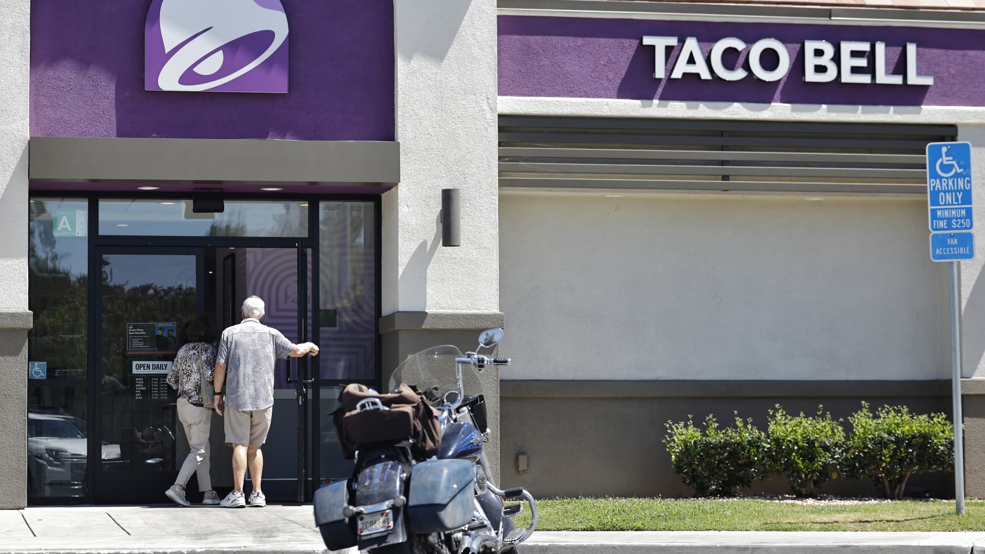 Taco Bell-linked lettuce outbreak weighs on restaurant stocks