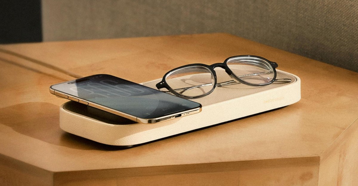 Twelve South Valet 25W charger shrinks the leather tray