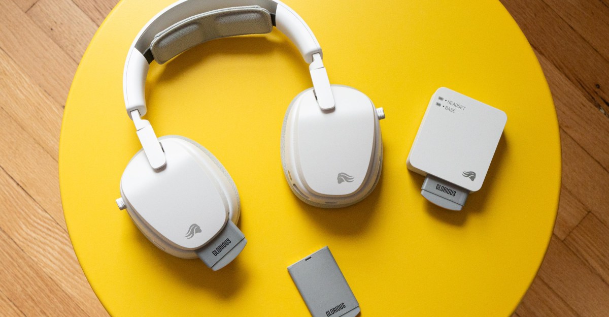 Glorious headset uses backup battery to keep audio on during swaps