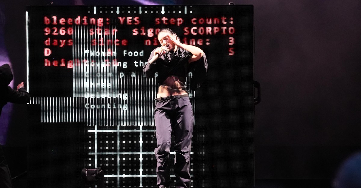 Lorde criticizes AI smart glasses during Madrid festival set