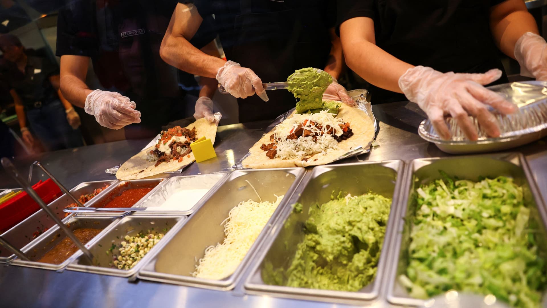Chipotle stock falls amid Minnesota salmonella investigation