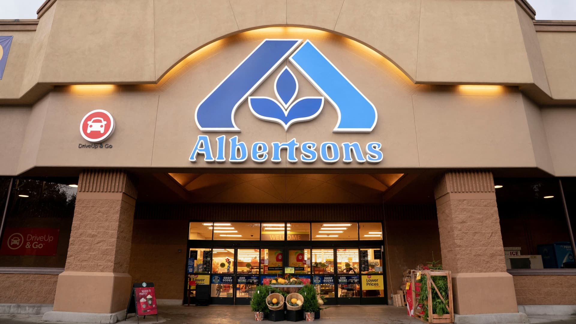 Albertsons shares fall after grocer cuts fiscal 2026 forecast