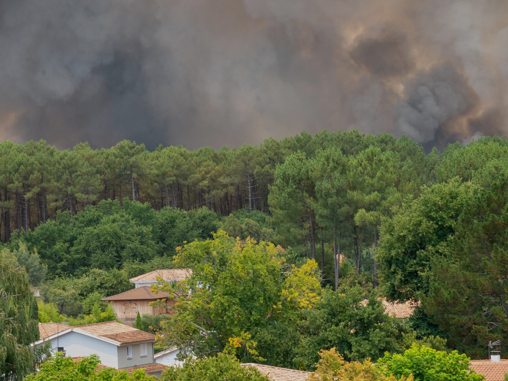 France wildfires evacuation sends more than 20,000 fleeing near Bordeaux