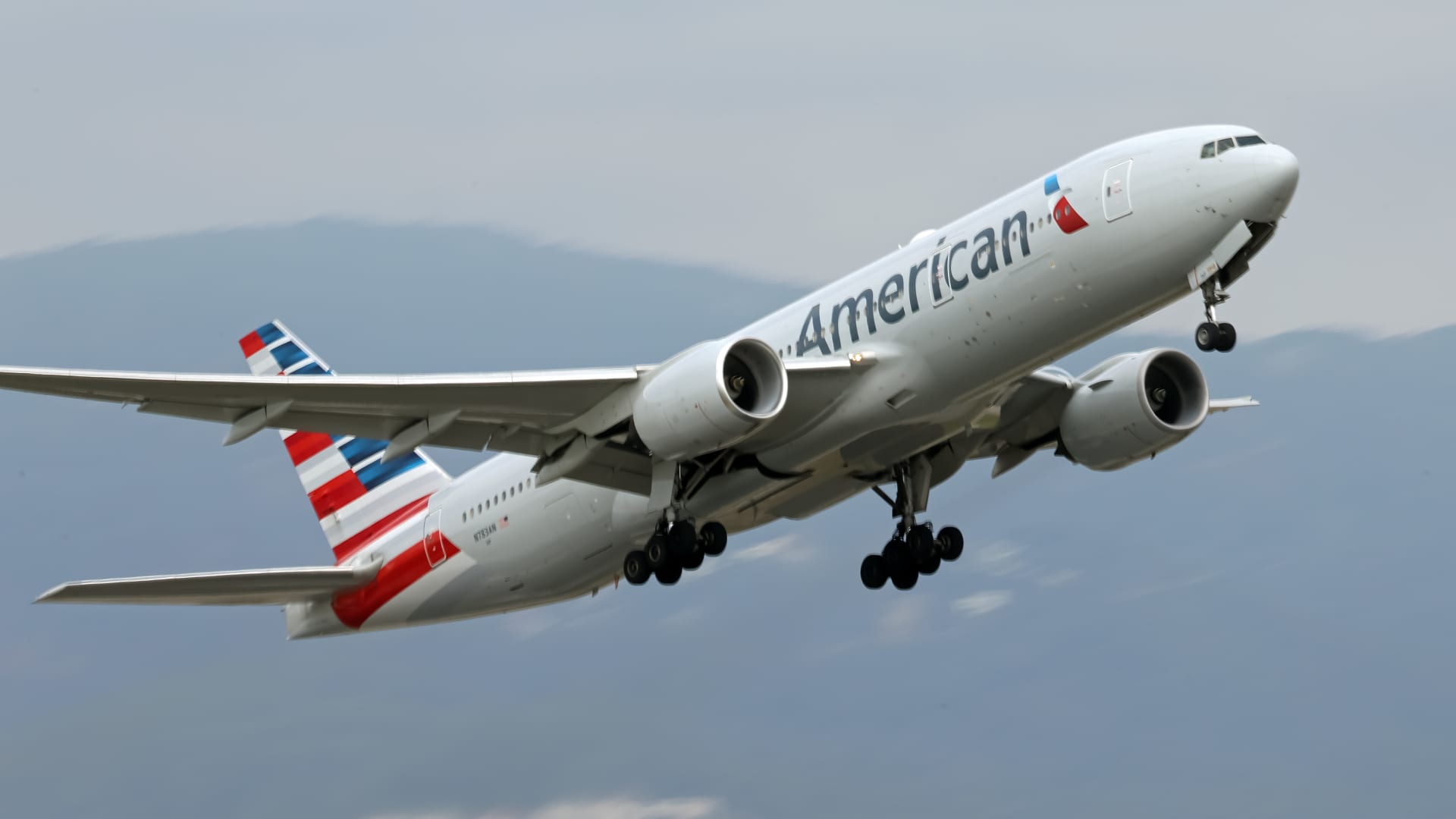 American Airlines raises AAdvantage card fees to $150