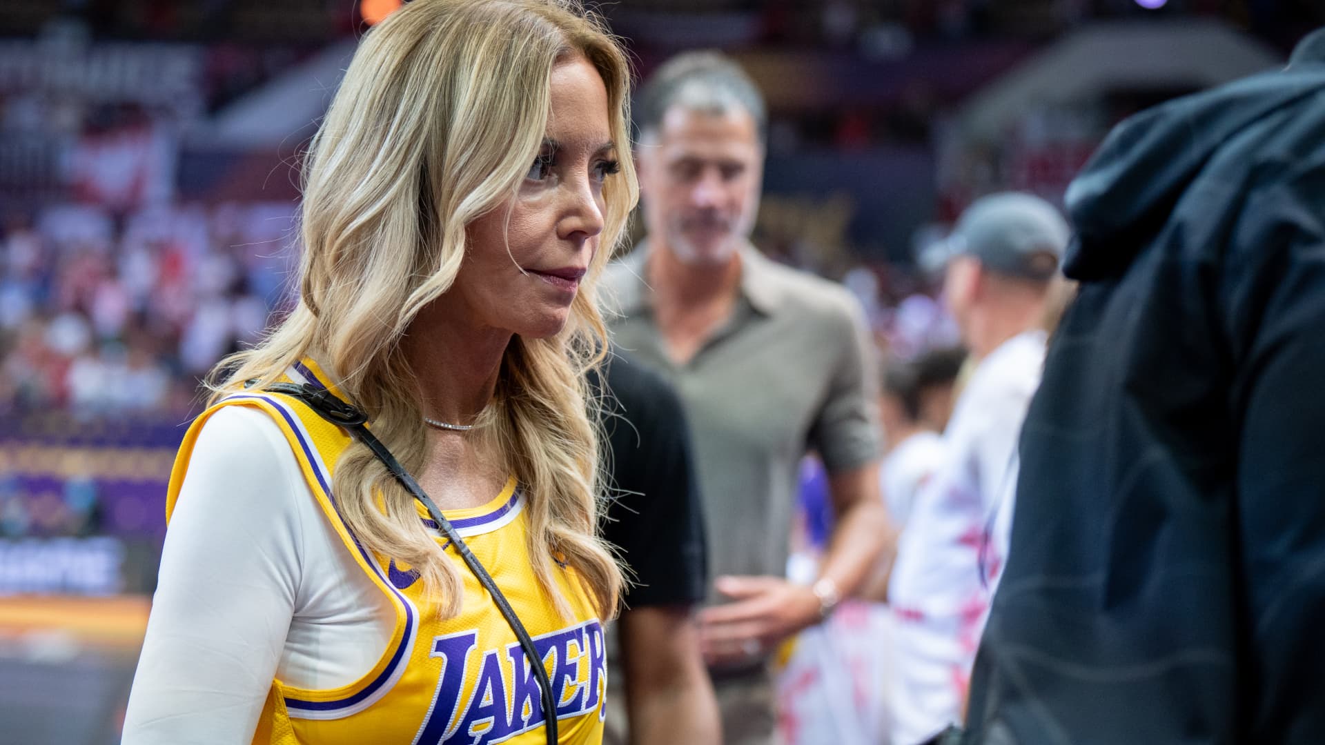 Jeanie Buss contests proposed sale of family’s Lakers stake