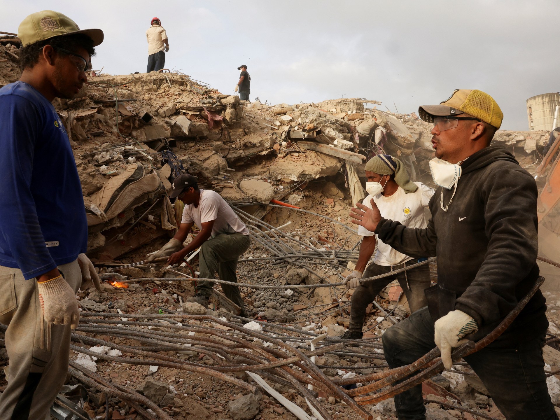 Venezuela quake families search rubble for missing relatives