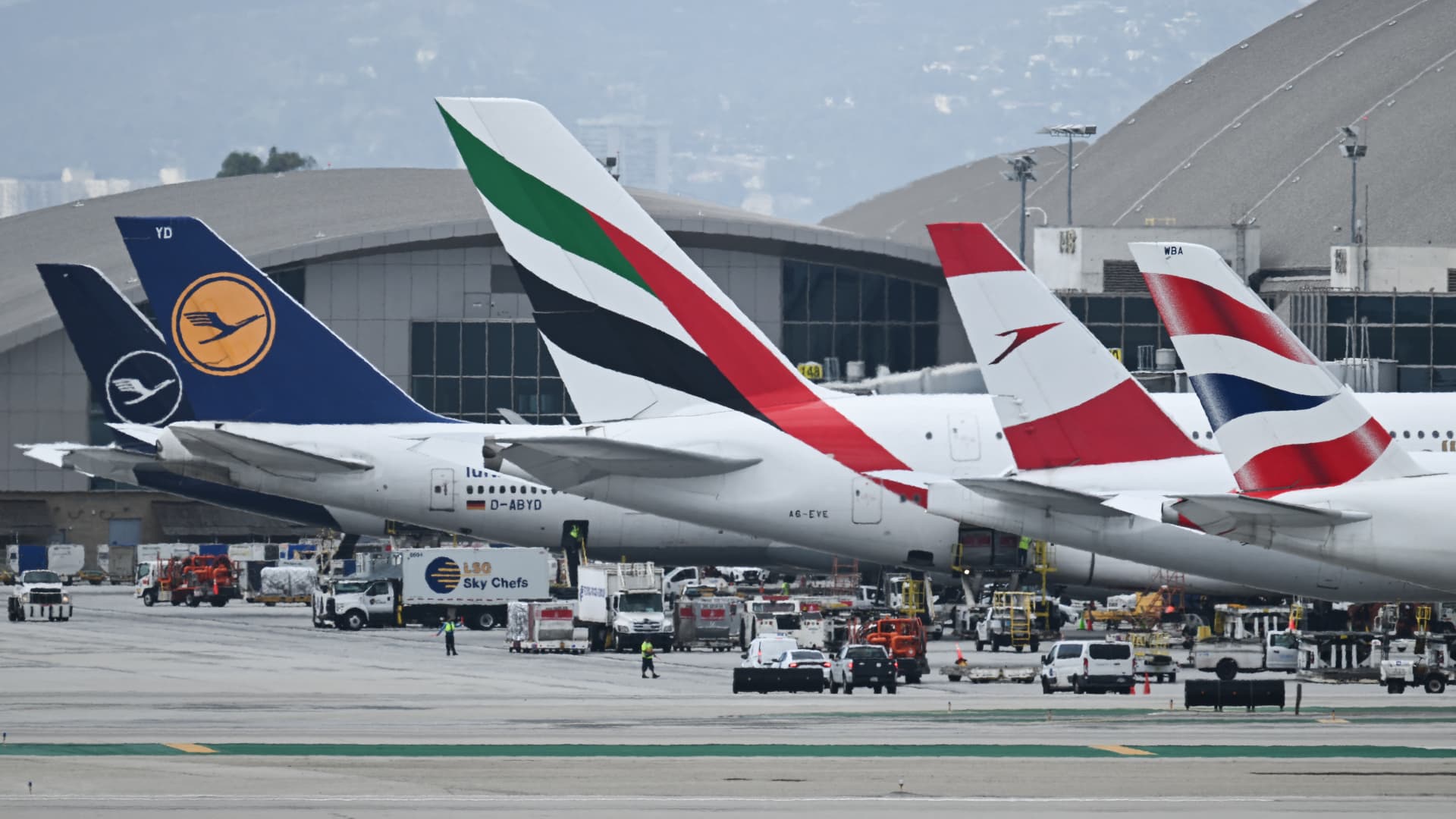 Airline chiefs weigh fuel shock as bookings hold up