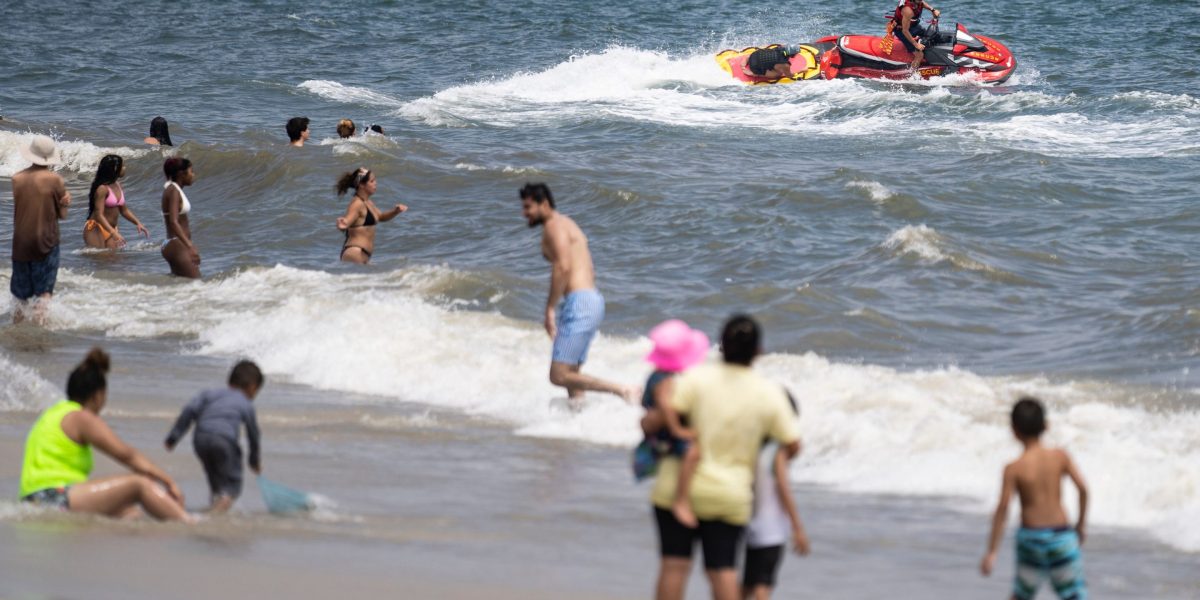 Swimmer hurt in suspected shark bite at Jones Beach