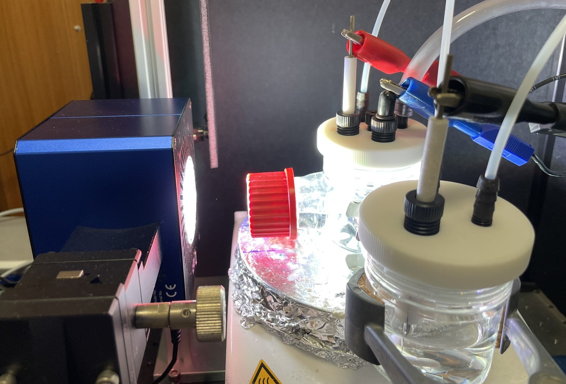 Solar catalyst turns CO₂ and biomass waste into chemicals in one reactor