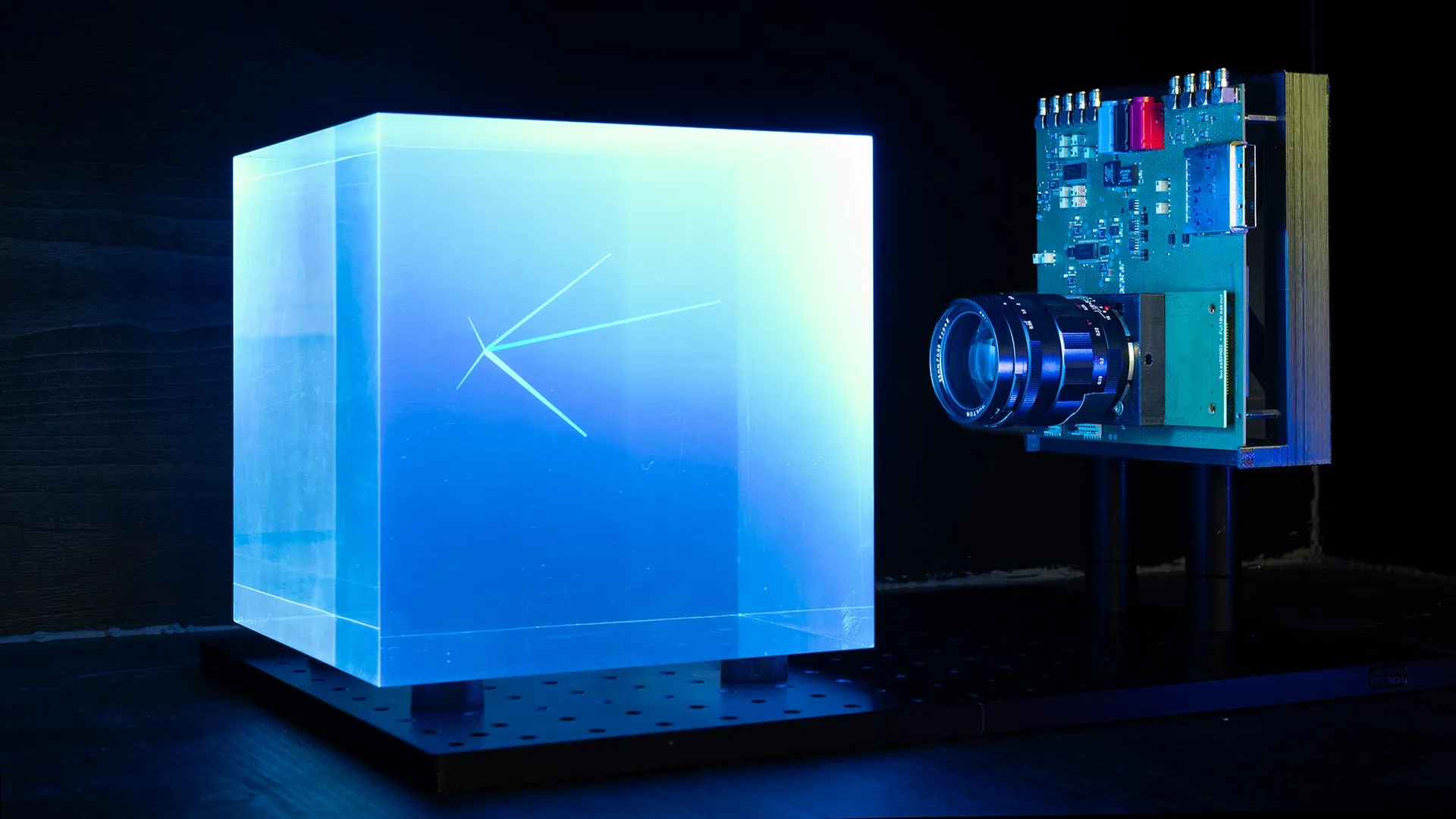 New 3D particle detector uses one scintillator block instead of millions of parts