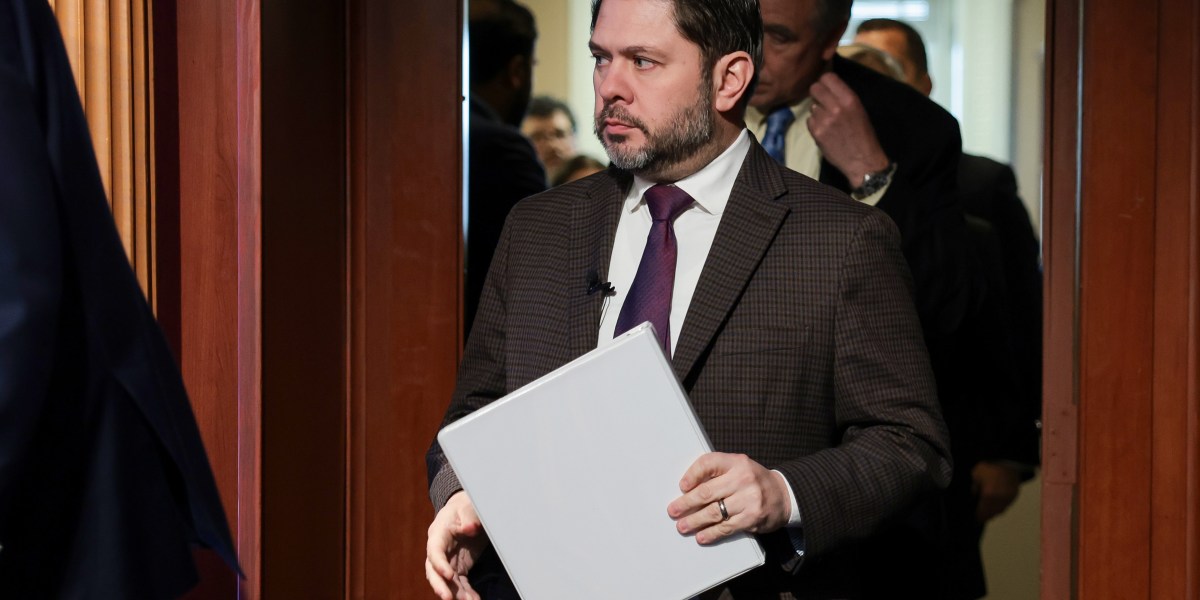 Senator seeks federal review of fake online job listings