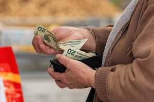 Bank economists see dollar resilience despite reserve slide