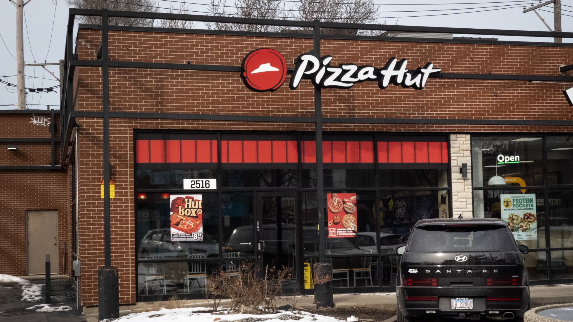 Yum to sell Pizza Hut in deals valued at $2.7 billion