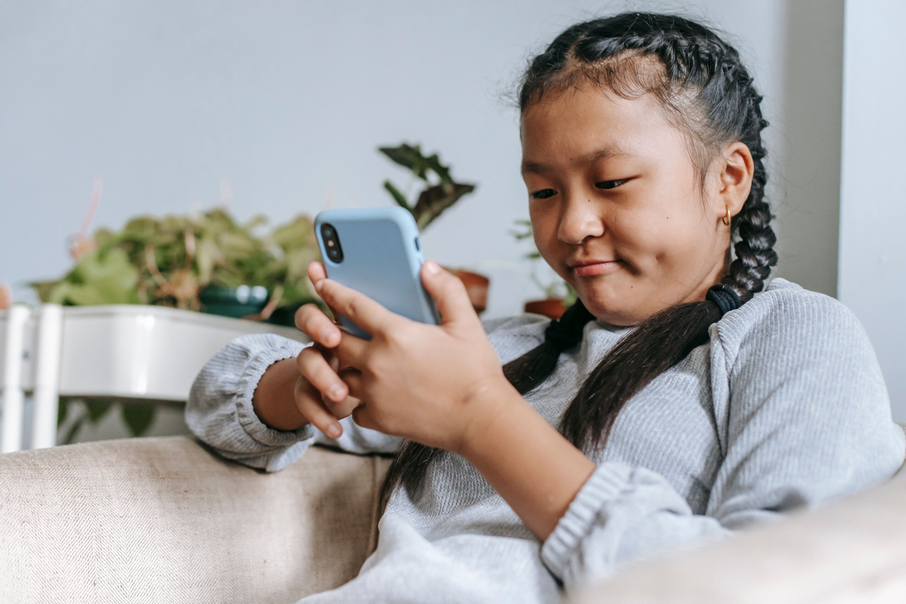 Teen phone rules may matter as much as age, study finds