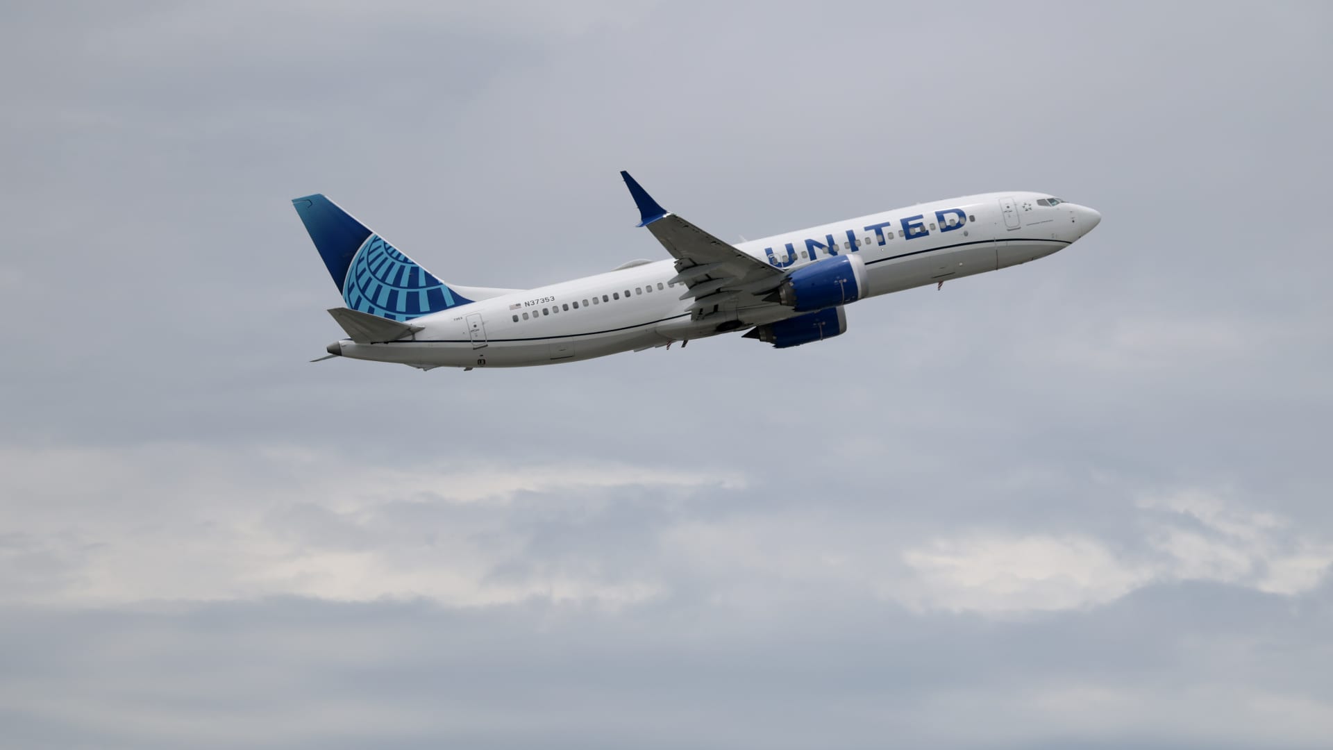 United beats quarterly estimates but flags $6 billion fuel hit
