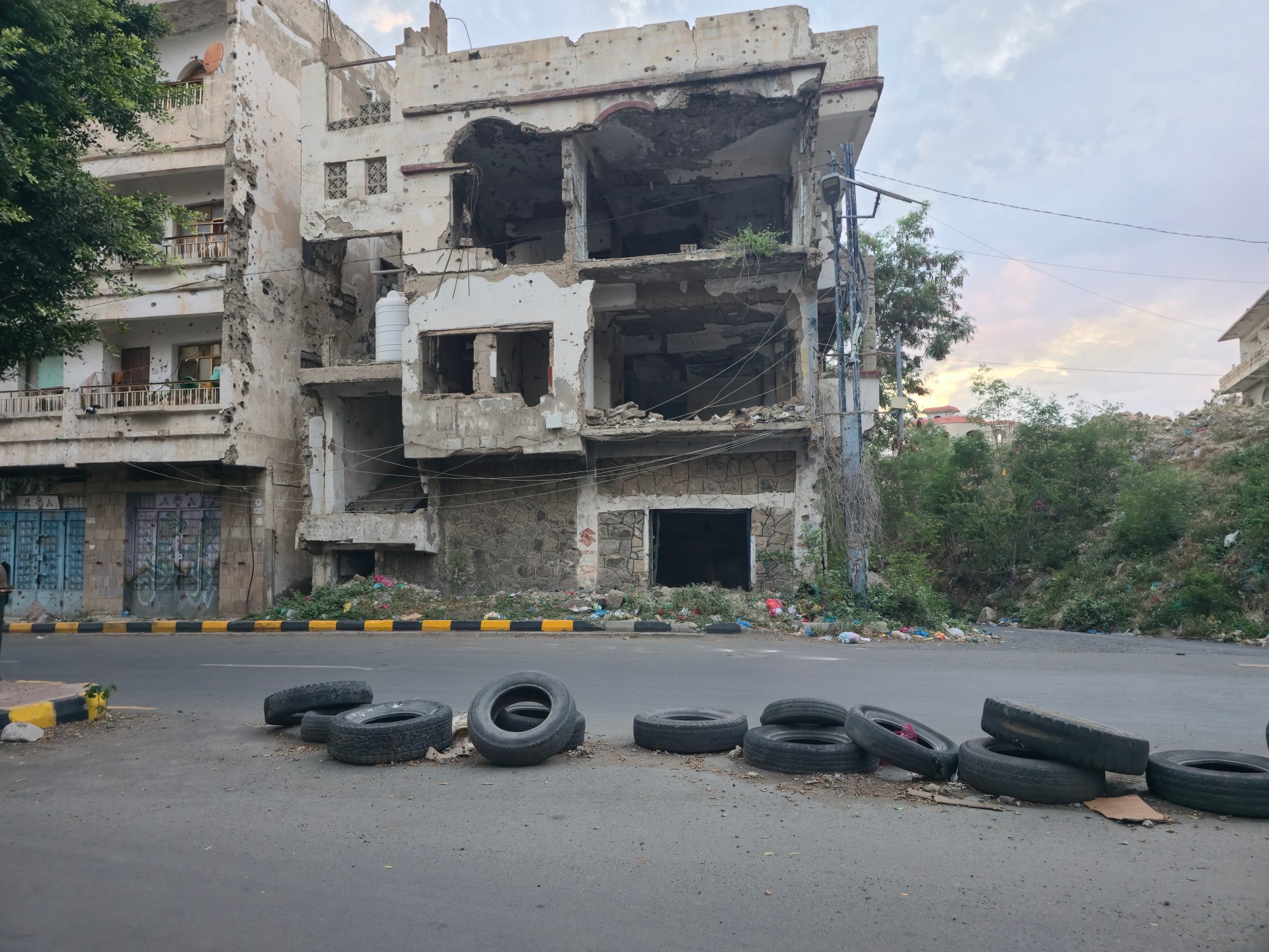 Taiz housing crisis pushes families into sniper-risk front-line homes