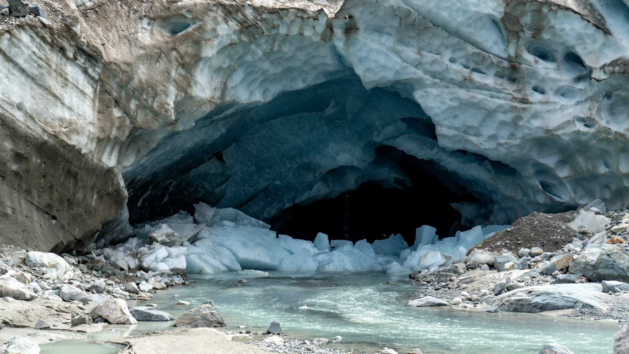 Swiss glaciers set to lose ice mass after early snow depletion