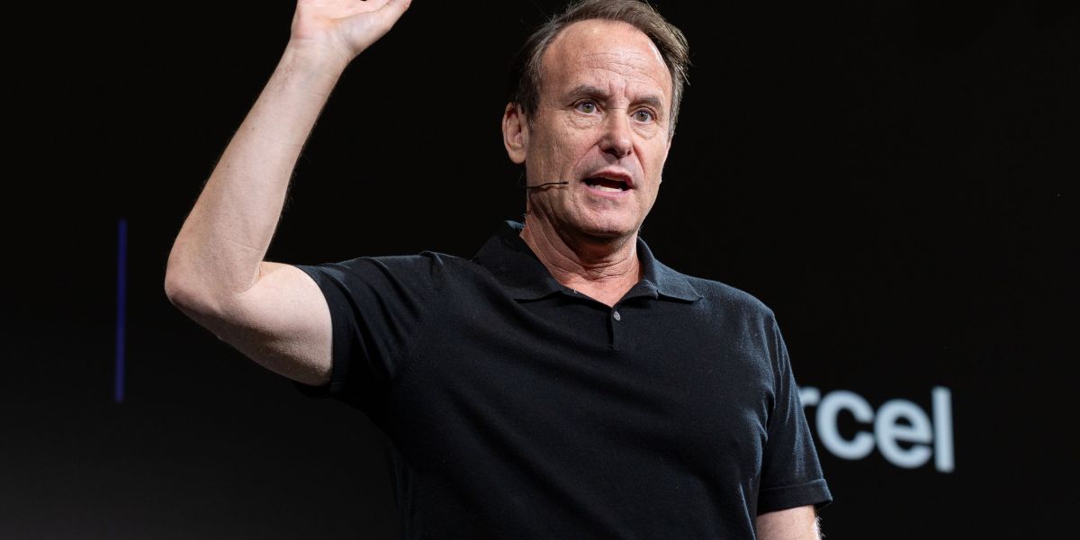 Investor says he will only fund startups with six-day office weeks