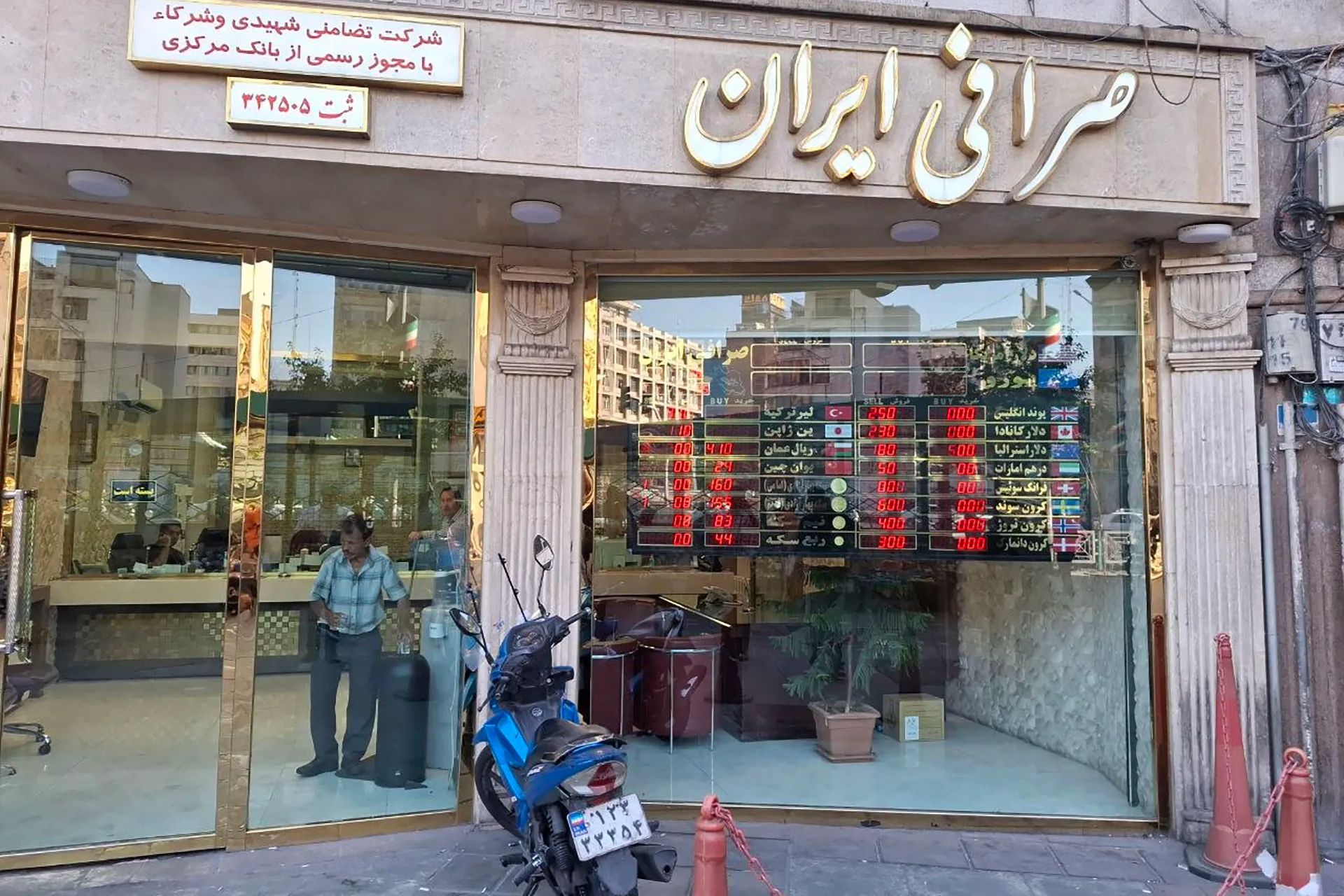 Rial rallies after US-Iran understanding, but prices stay high