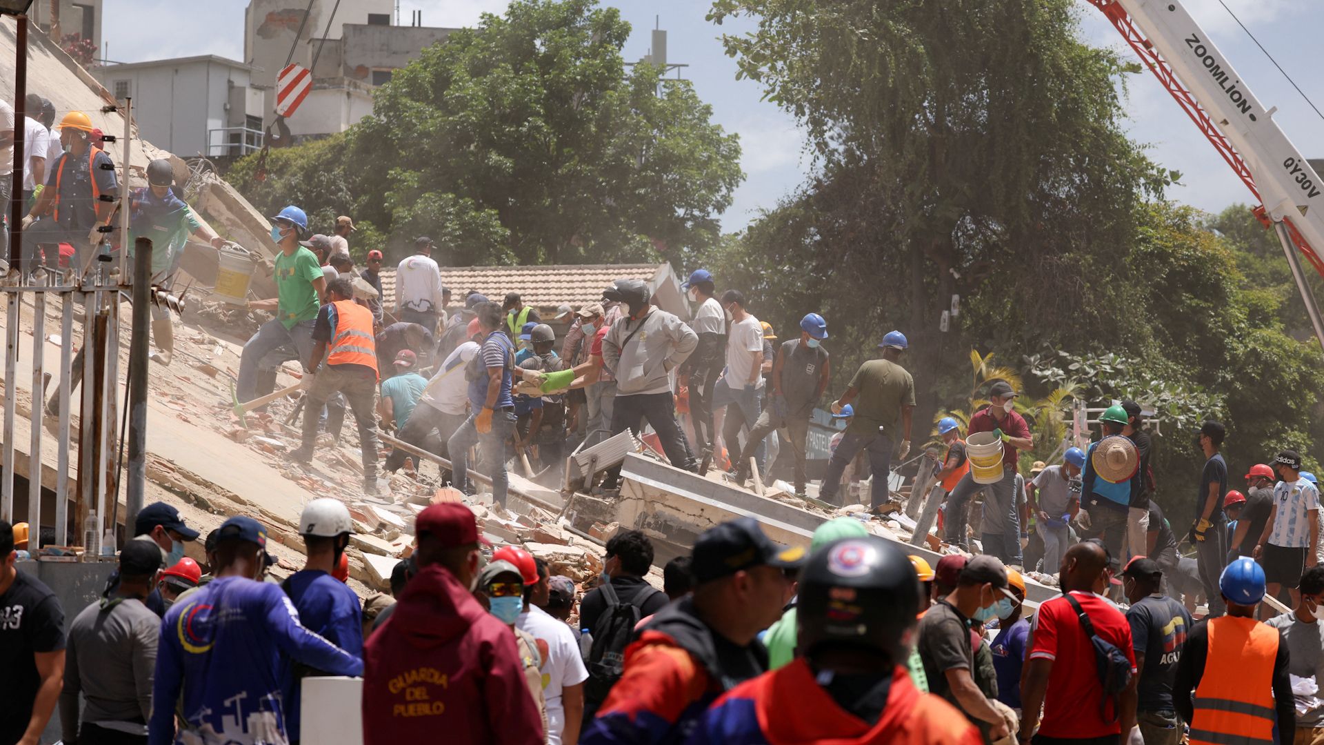 Rescuers search for survivors after deadly Venezuela quakes