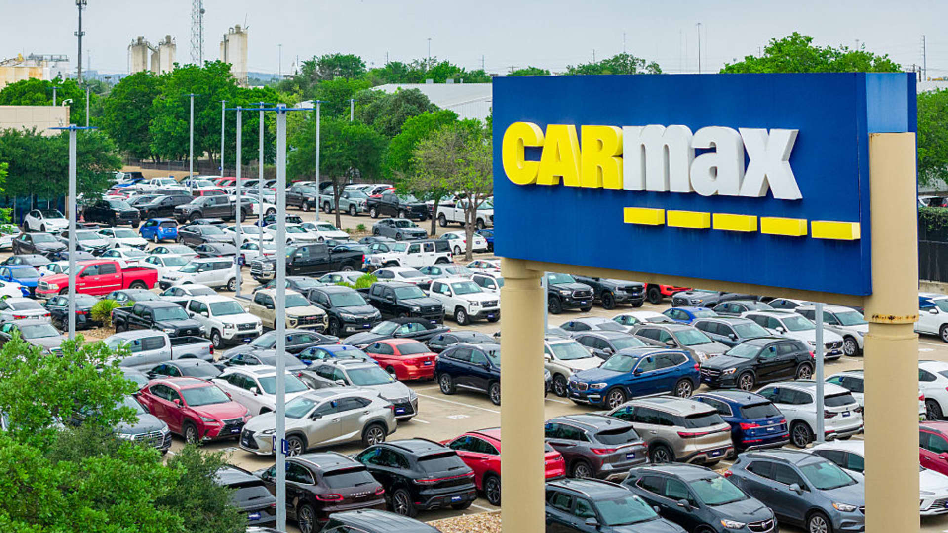 CarMax stock drops as investors weigh profit pressure and new CEO’s plan