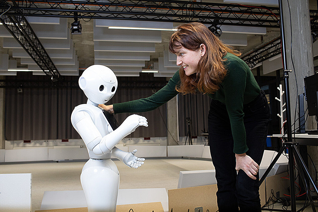 Robot tutor feedback study finds timing can change how help works