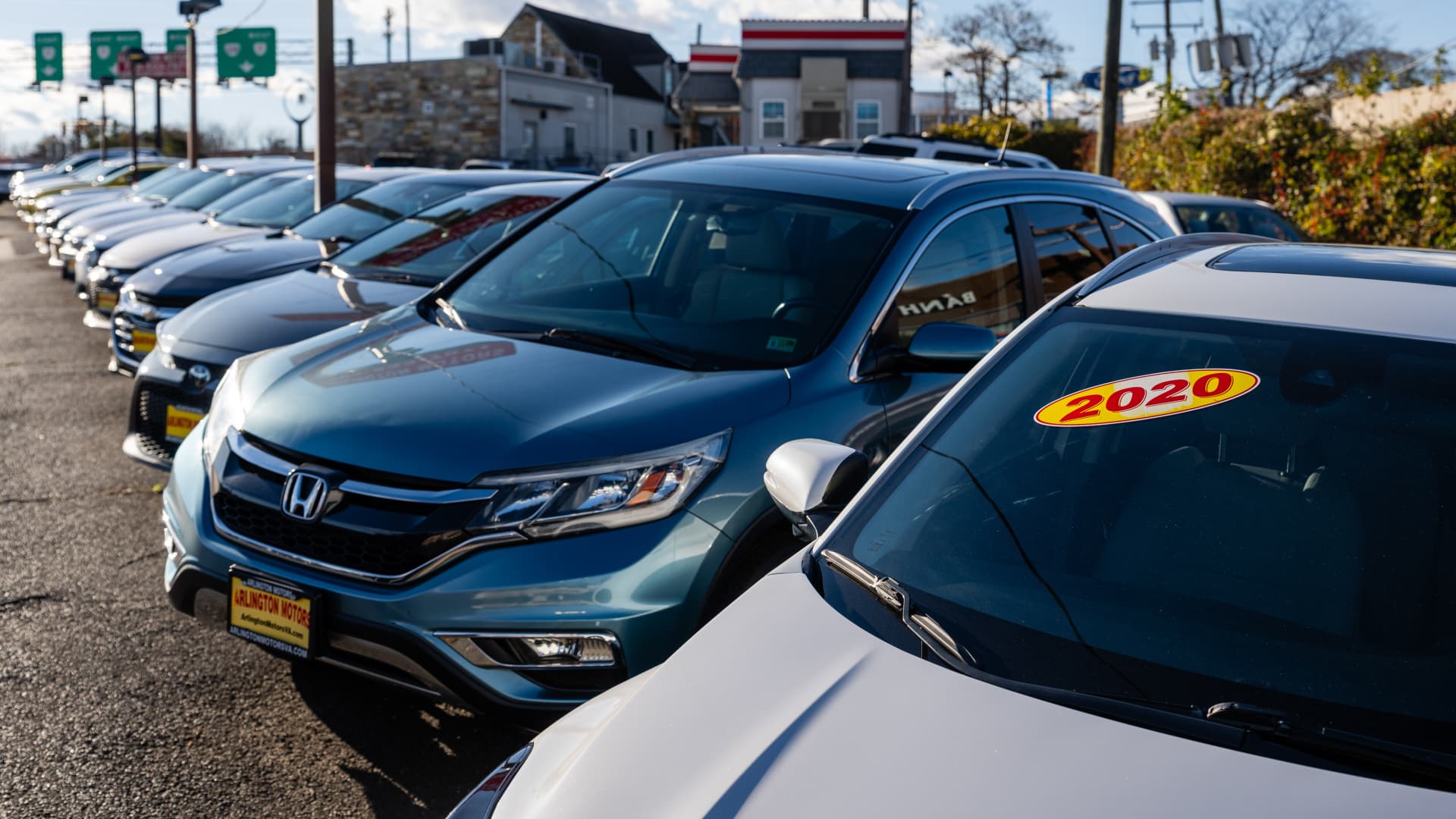 Pandemic supply gap keeps pressure on U.S. car buyers