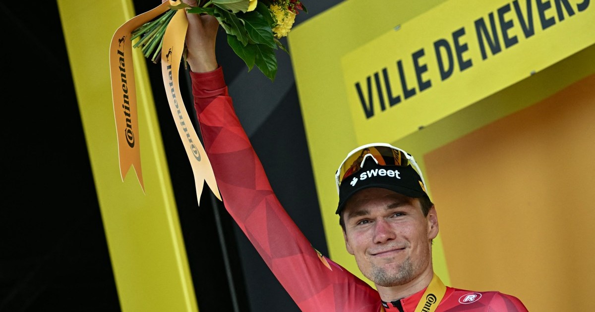 Waerenskjold takes record-speed Tour stage in Nevers sprint