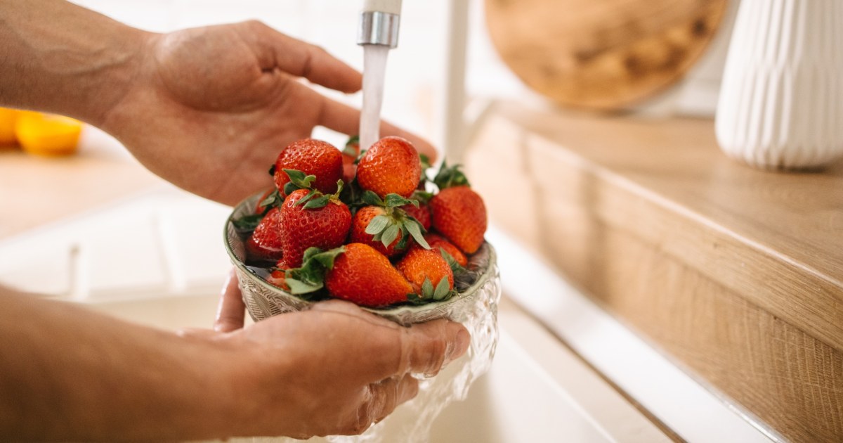 Experts advise vinegar rinse for safer strawberries