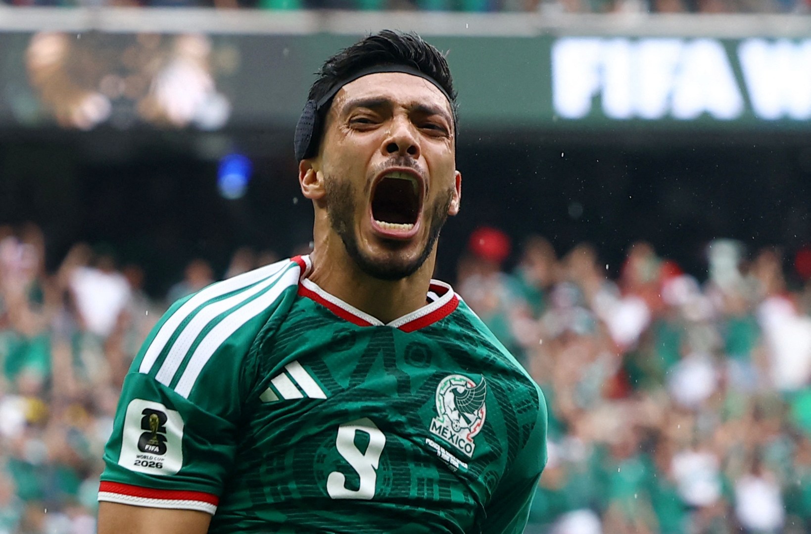 Mexico beat nine-man South Africa in World Cup opener
