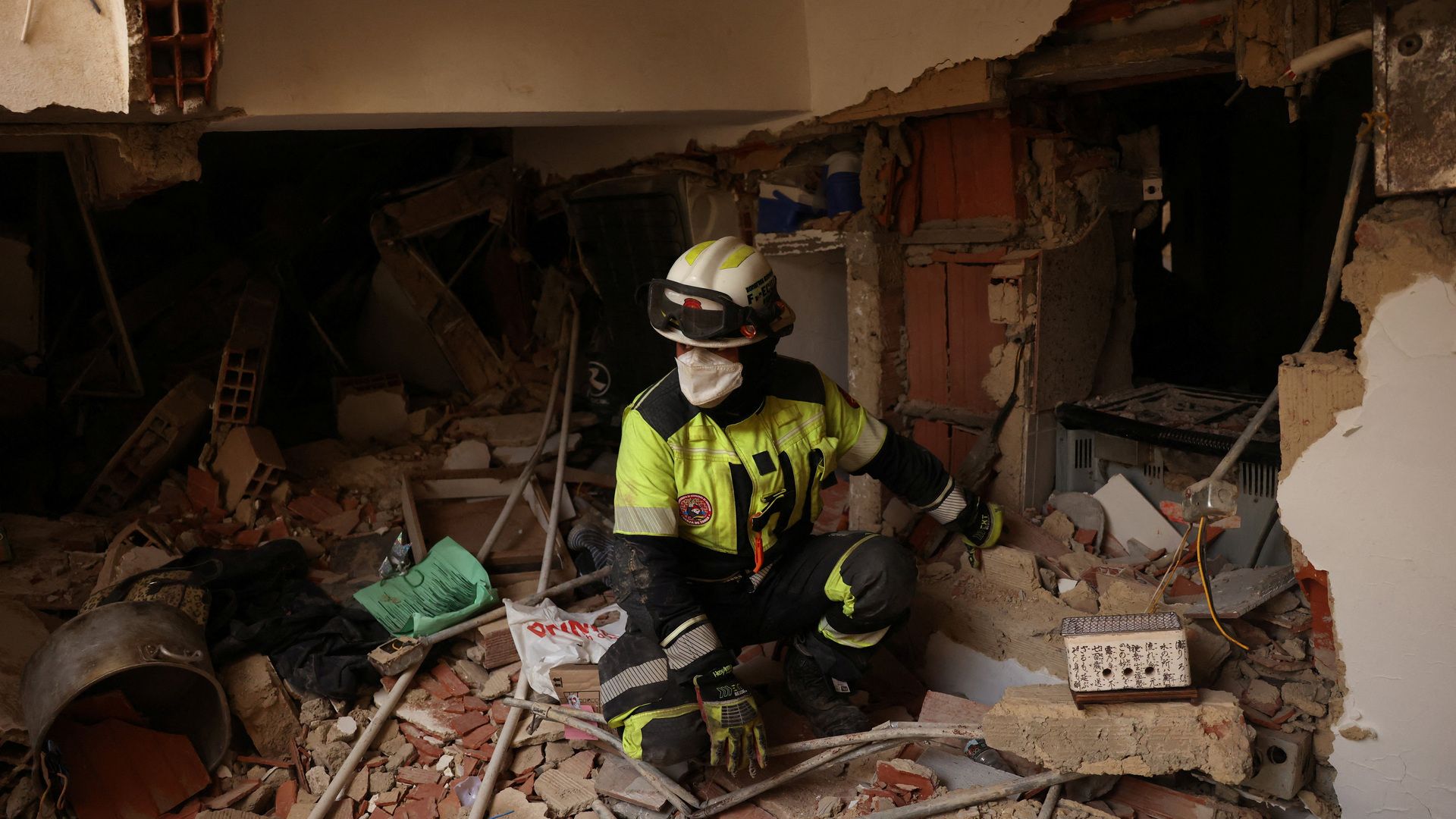 Deported Venezuelans missing after quake hits detention hotel