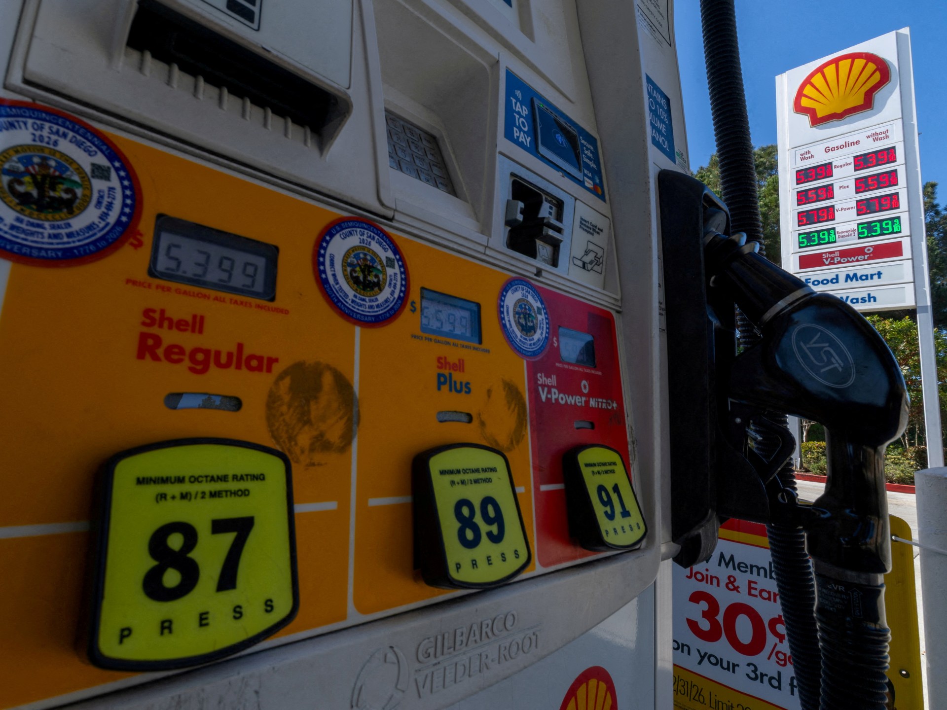 US gasoline prices fall as Iran tensions keep oil market on edge