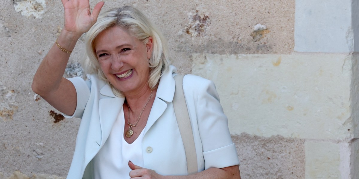 Le Pen widens polling lead after court clears path to French race
