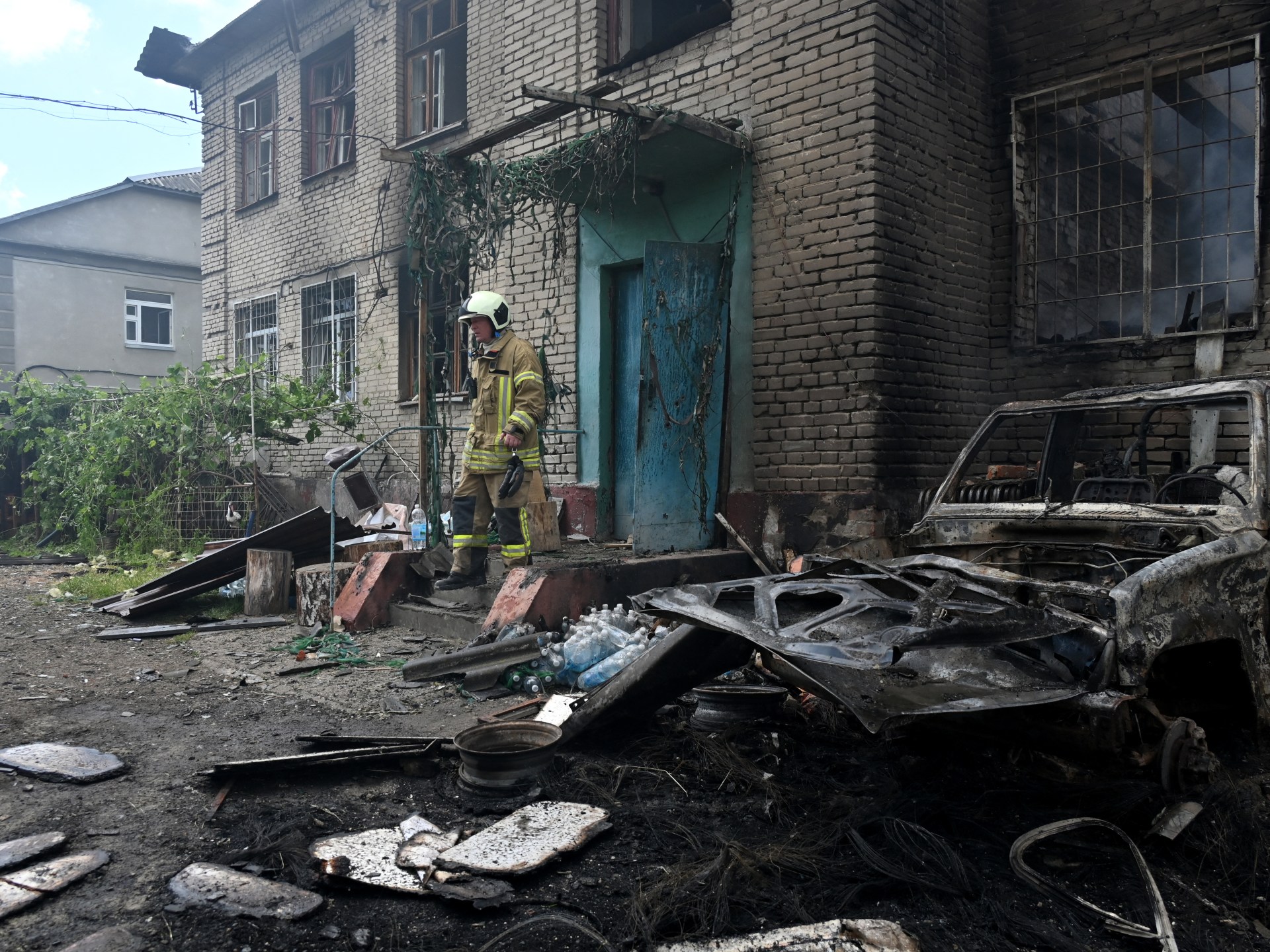 Three dead as Russia and Ukraine trade strikes across border