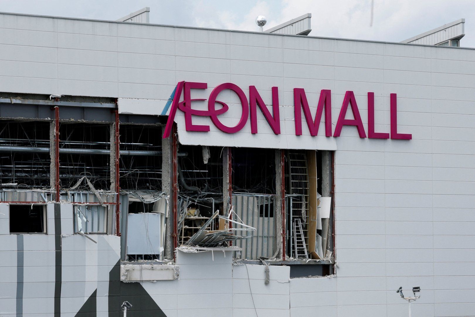 Habita workers sent in for cash died in Japan mall blast