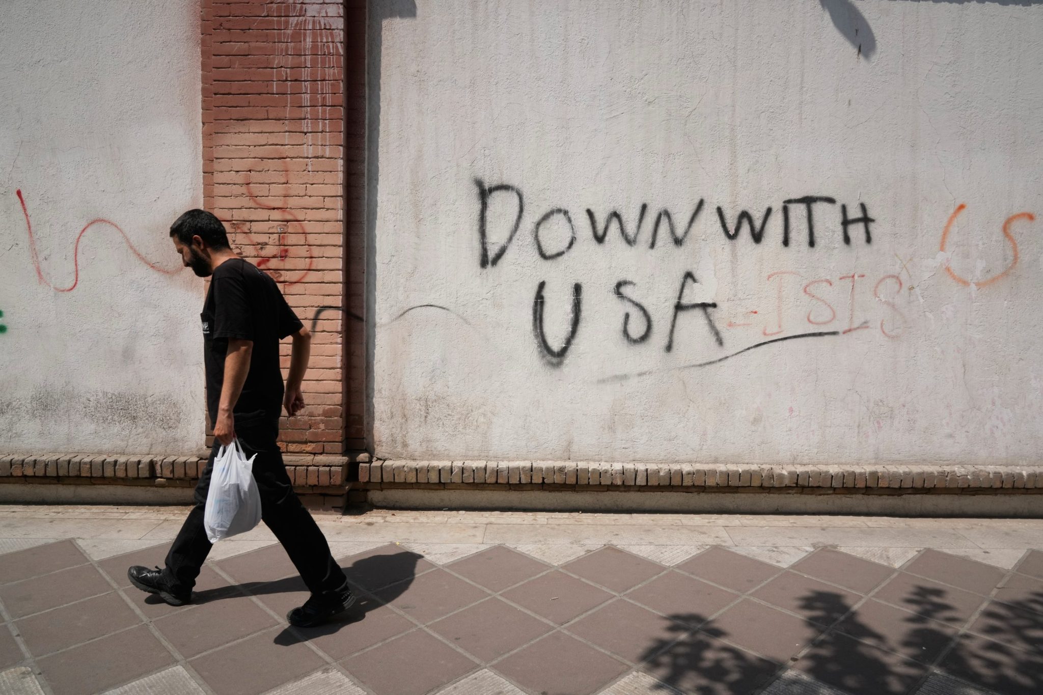 US Iran talks over Hormuz advance as ship traffic falls