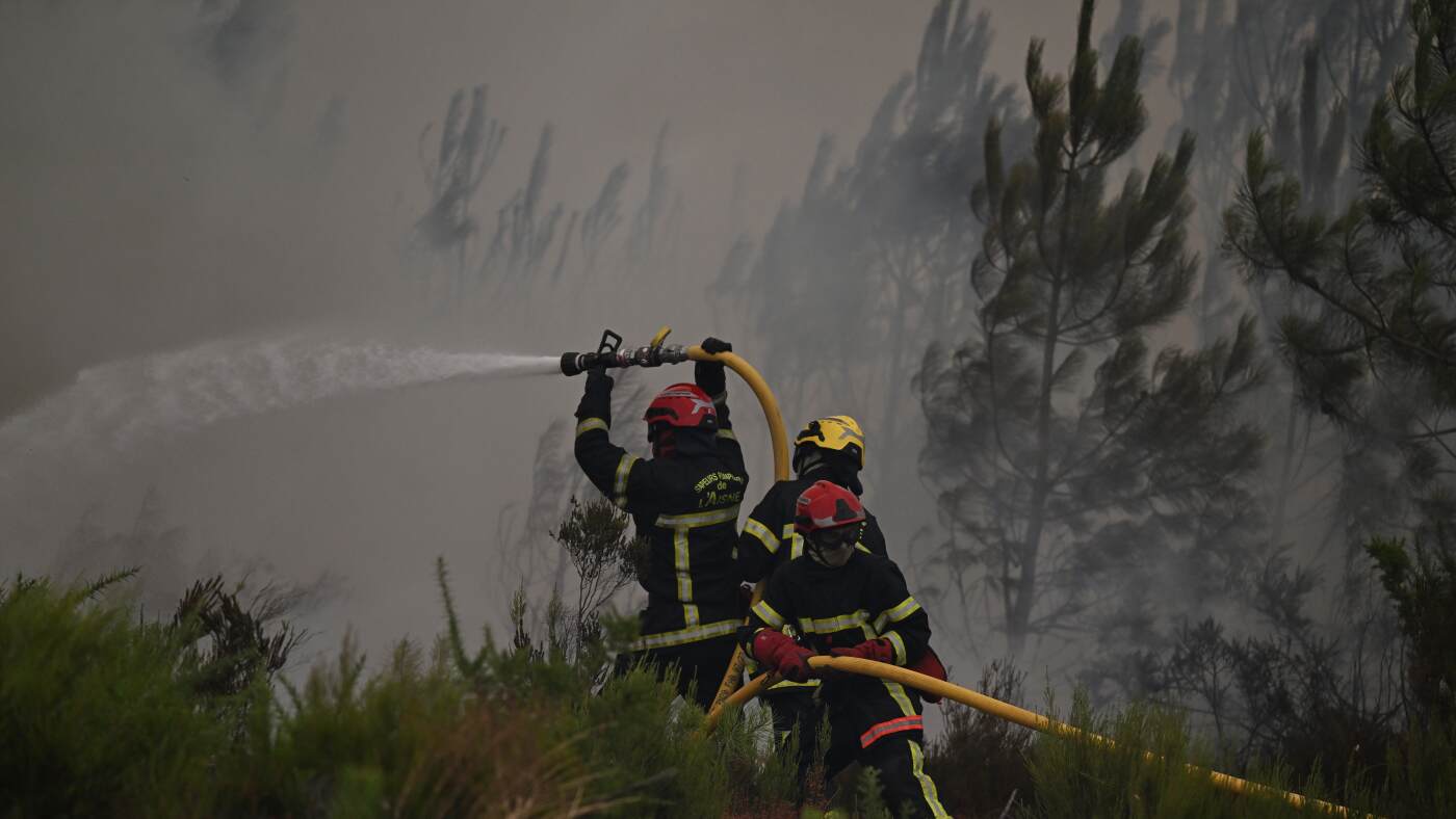 France Spain wildfires evacuations top 300,000 as fires spread