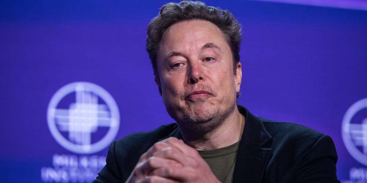 Musk’s fortune slips below $1 trillion after SpaceX stock retreat