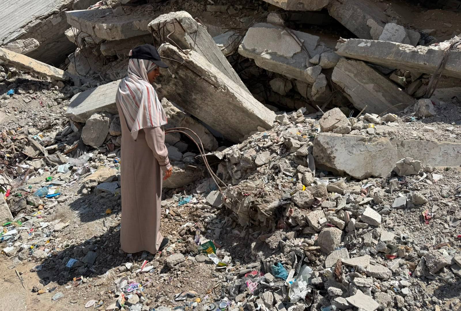Gaza families search rubble for the missing as recovery teams run short